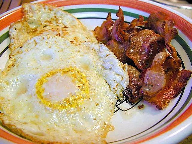 640px-Eggs_bacon_breakfast