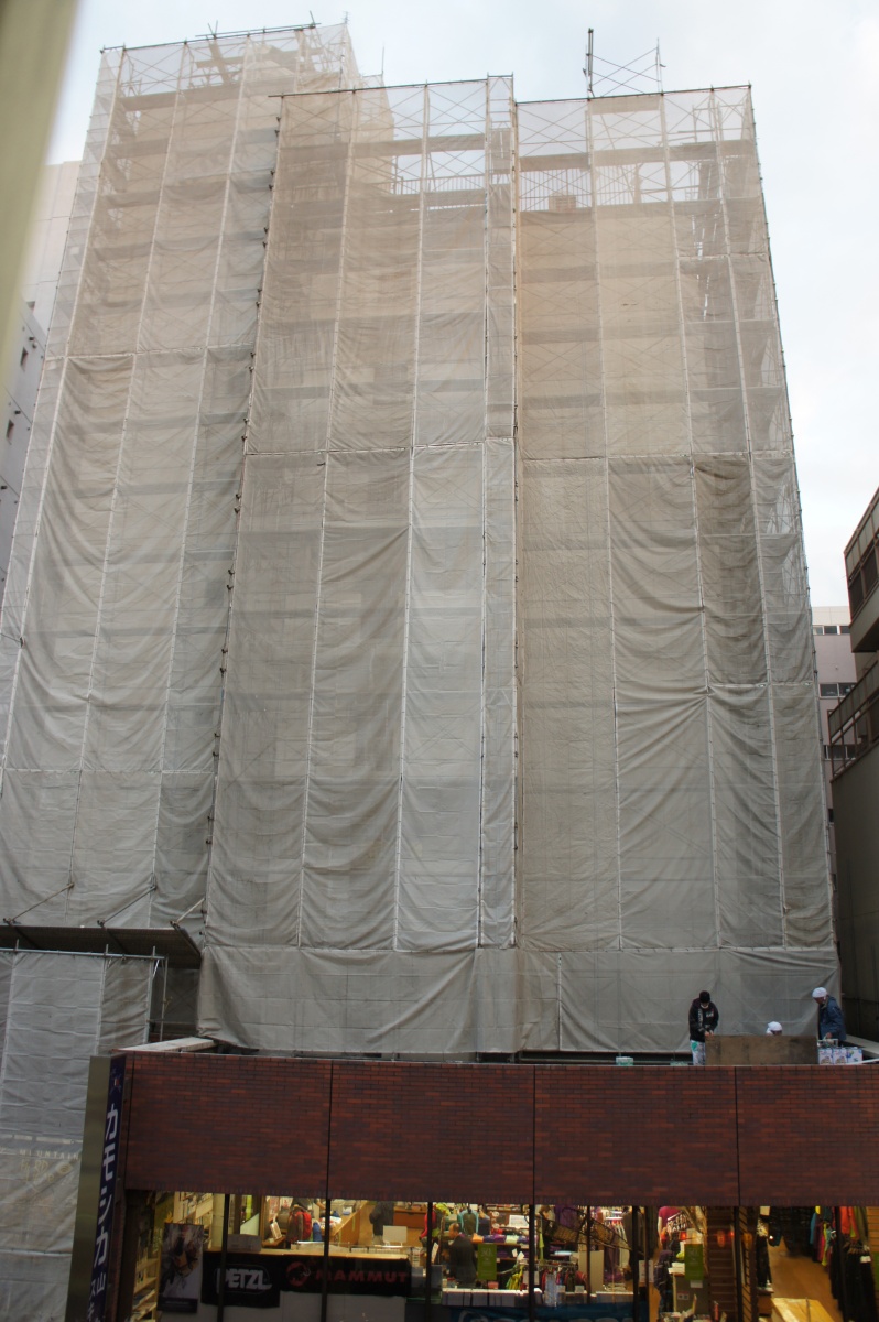 事務の隣の工事