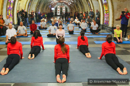 モスクワの地下鉄で「ヨガナイト」しよう!