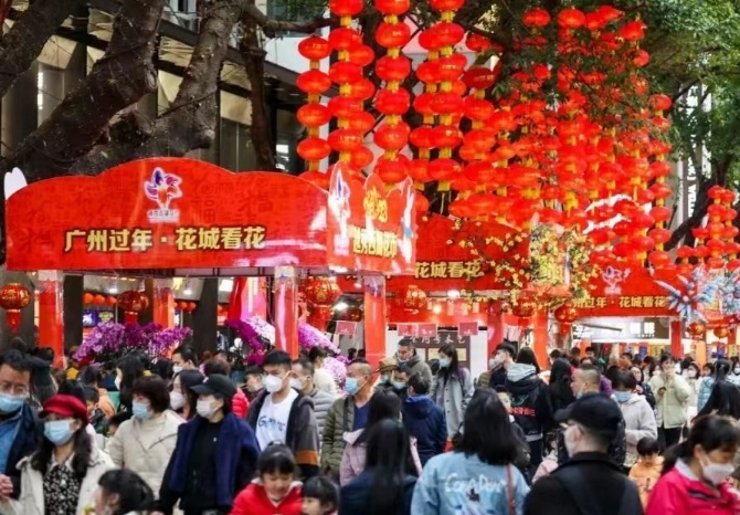 春节の時期限定で開かれる市場、花市とは?