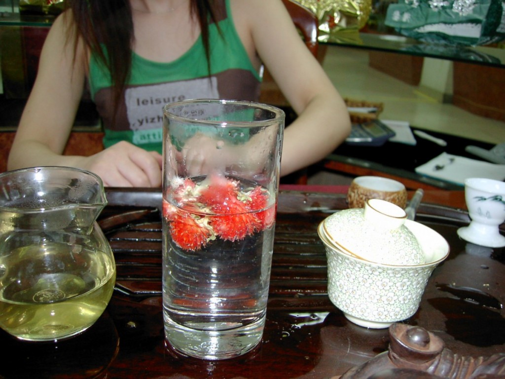 中国の茶館では中国茶の実演もありますよ。