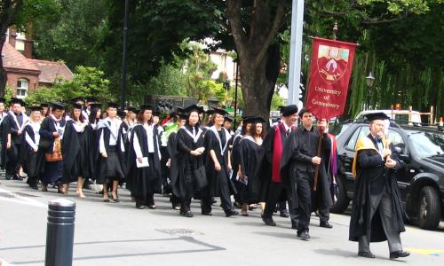 香港の今を象徴する「80後」　高学歴・低給料