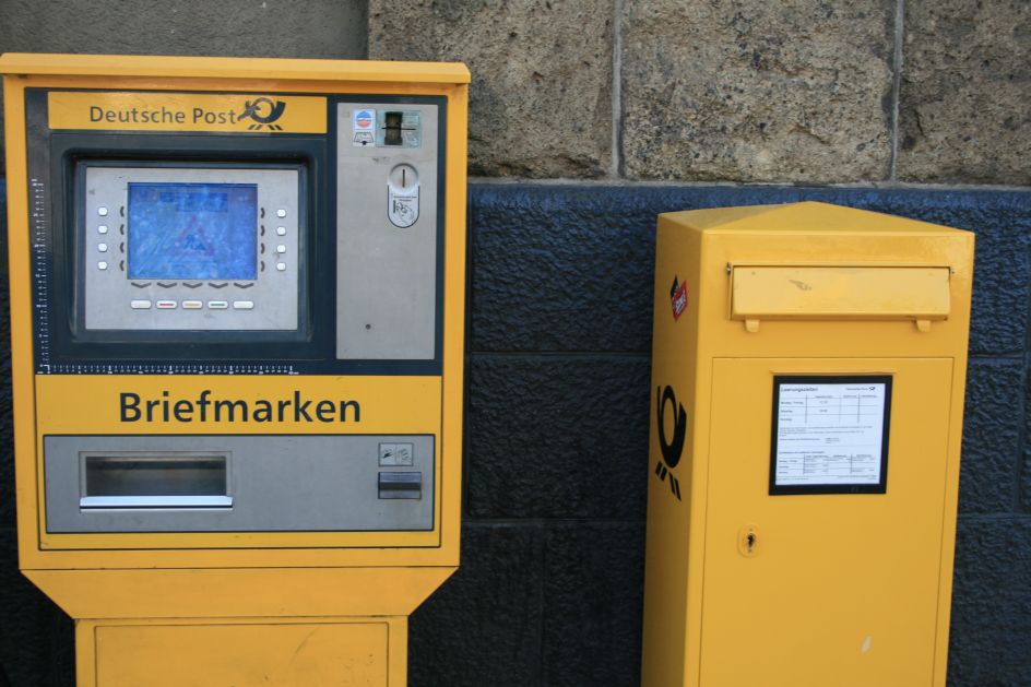 ドイツのポストは黄色です。