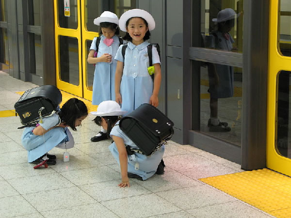 ここがびっくり日本の習慣「学校では制服」