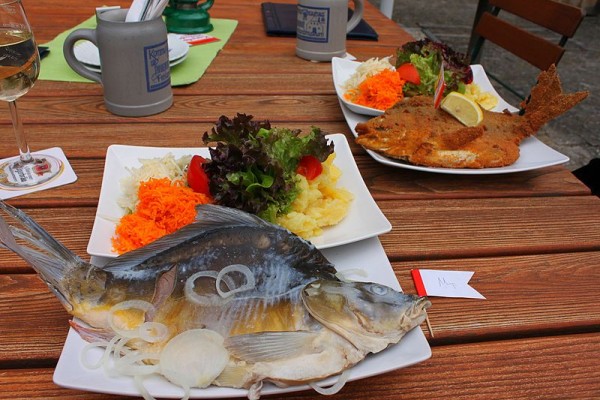 クリスマスの伝統料理、ドイツの「青い鯉」とは？