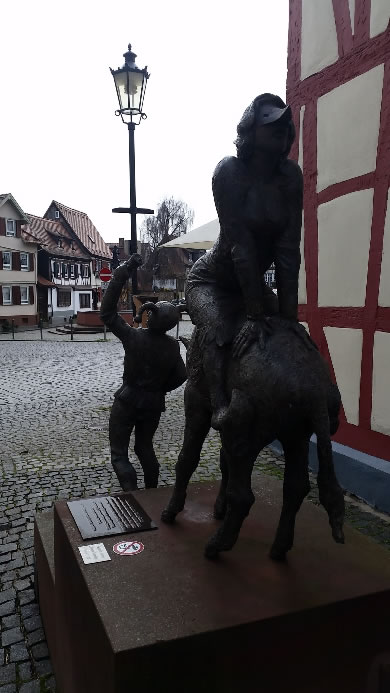 ドイツ、オーバーウルゼルで見つけた『謝肉祭の井戸』