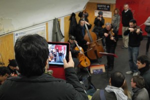 フランス、パリの地下鉄に集まるアーティスト