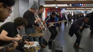 フランス、パリの地下鉄に集まる音楽家